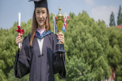 國外學(xué)歷報考南京醫(yī)科大學(xué)在職研究生容易通過嗎？